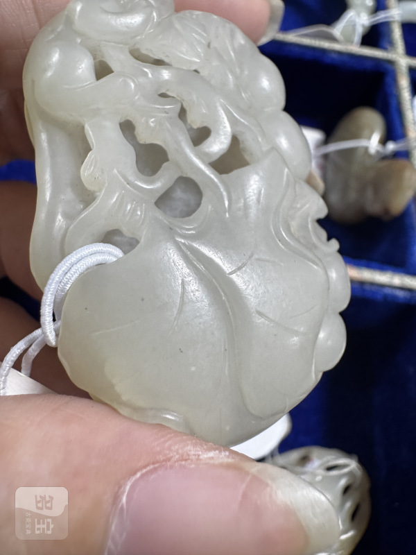 清 玉镂雕松鼠葡萄坠 - 图6
